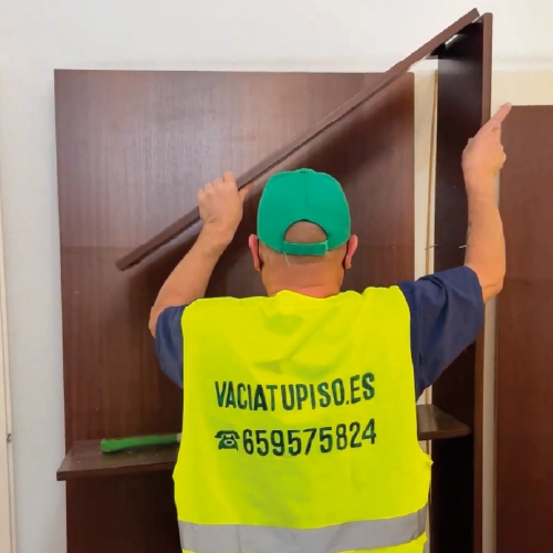 Operario de Vacía tu Piso trabajando en un vaciado en Alcorcón