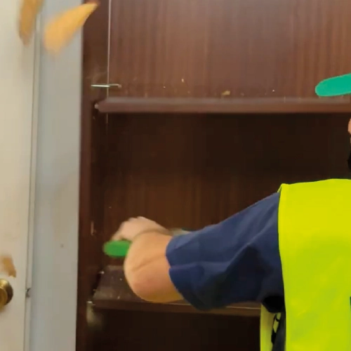 Operario de Vacía tu Piso trabajando en un vaciado en Fuenlabrada