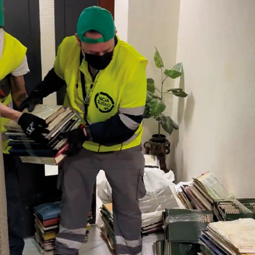 Operario de Vacía tu Piso trabajando en un vaciado en Getafe