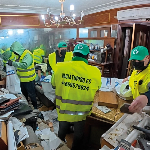 Operario de Vacía tu Piso trabajando en un vaciado en Las Rozas