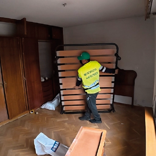 Operario de Vacía tu Piso trabajando en un vaciado en Madrid