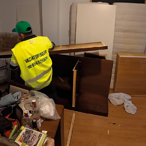 Operario de Vacía tu Piso trabajando en un vaciado en Pozuelo de Alarcón