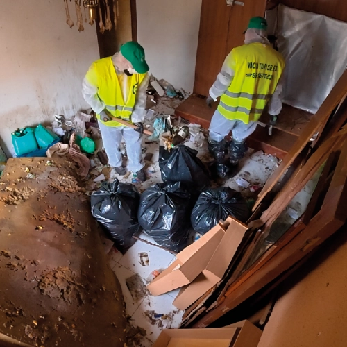 Operario de Vacía tu Piso trabajando en un vaciado en San Sebastián de los Reyes