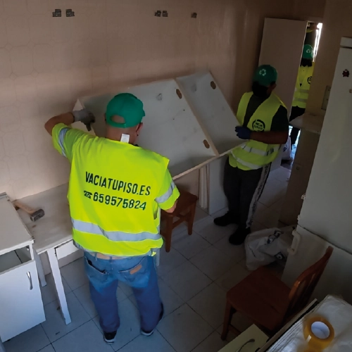 Operario de Vacía tu Piso trabajando en un vaciado en Barajas