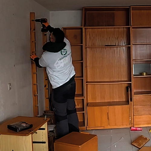 Operario de Vacía tu Piso trabajando en un vaciado en Carabanchel