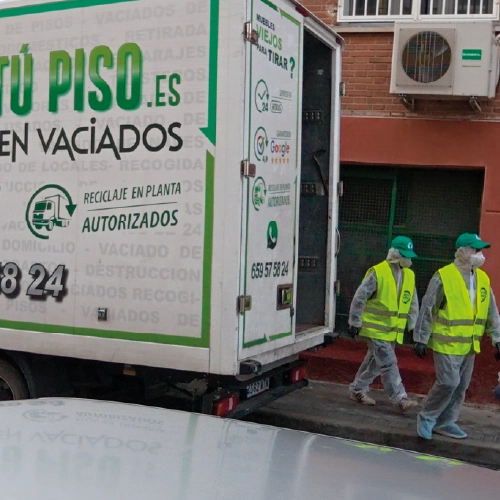 Operario de Vacía tu Piso trabajando en un vaciado en Centro