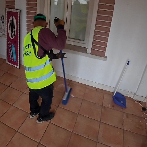 Operario de Vacía tu Piso trabajando en un vaciado en Chamartín