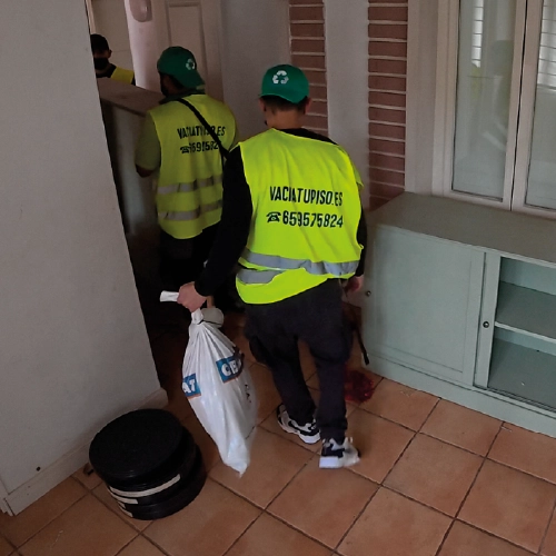Operario de Vacía tu Piso trabajando en un vaciado en Chamberí
