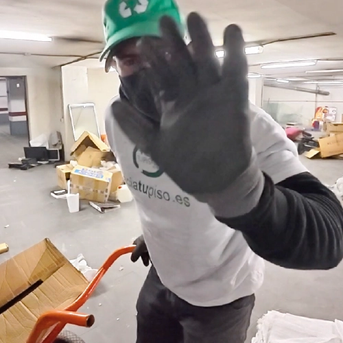 Operario de Vacía tu Piso trabajando en un vaciado en Ciudad Lineal