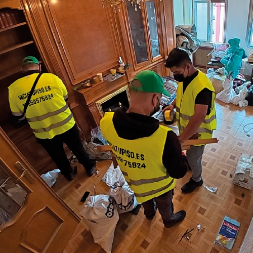 Operario de Vacía tu Piso trabajando en un vaciado en Latina