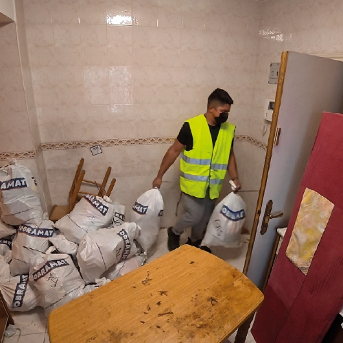 Operario de Vacía tu Piso trabajando en un vaciado en Moncloa-Aravaca