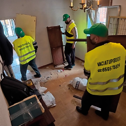 Operario de Vacía tu Piso trabajando en un vaciado en Moratalaz
