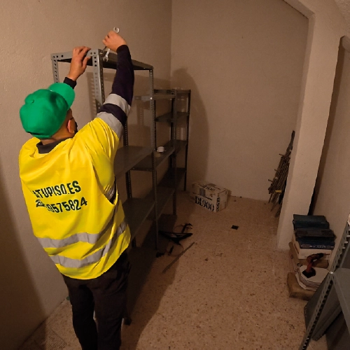 Operario de Vacía tu Piso trabajando en un vaciado en Puente de Vallecas