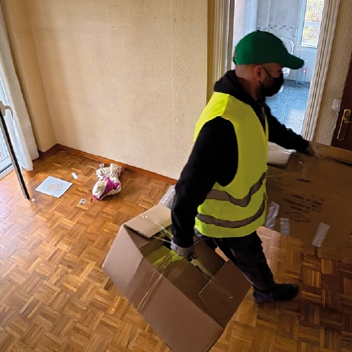 Operario de Vacía tu Piso trabajando en un vaciado en Retiro