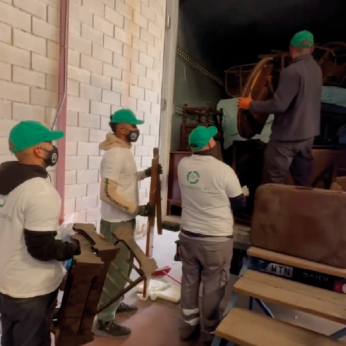 Operario de Vacía tu Piso trabajando en un vaciado en Tetuán
