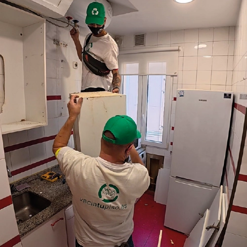 Operario de Vacía tu Piso trabajando en un vaciado en Villa de Vallecas