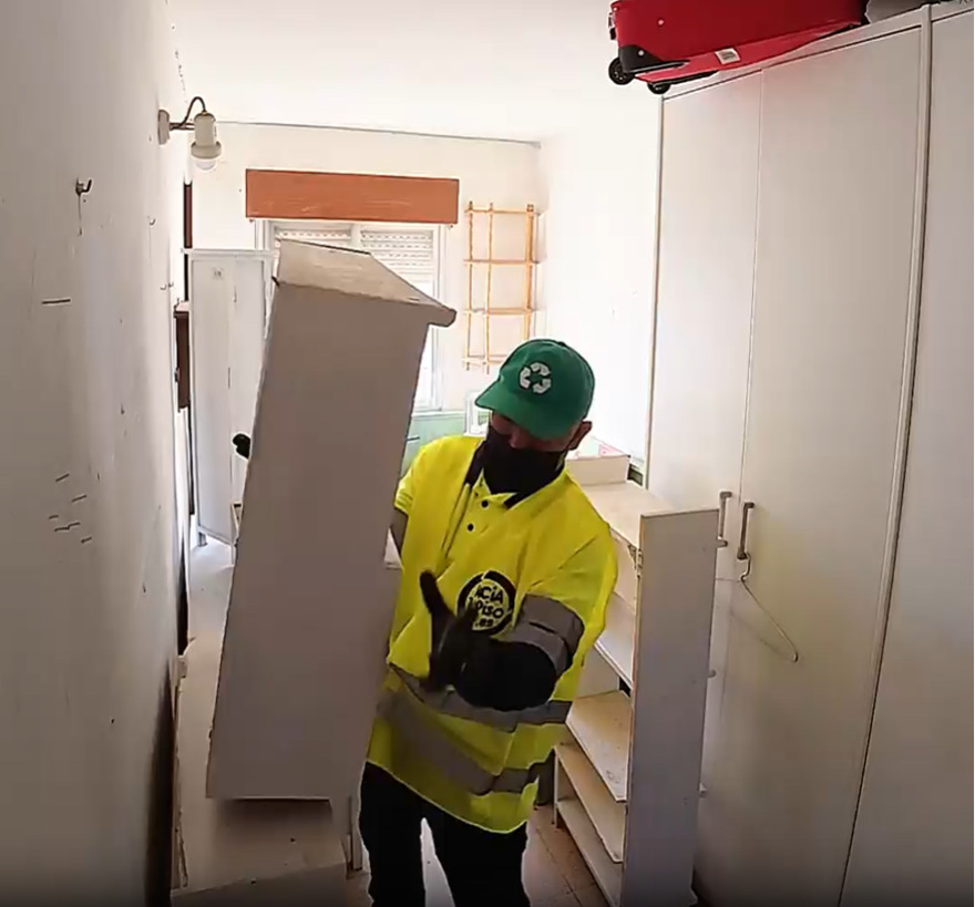 Recogida de muebles gratis en Madrid: cuándo es posible y cuándo no