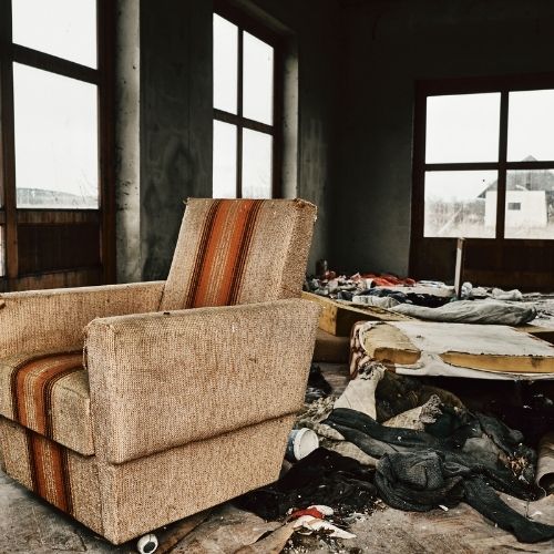Retirada de muebles en vivienda con síndrome de Diógenes en Madrid